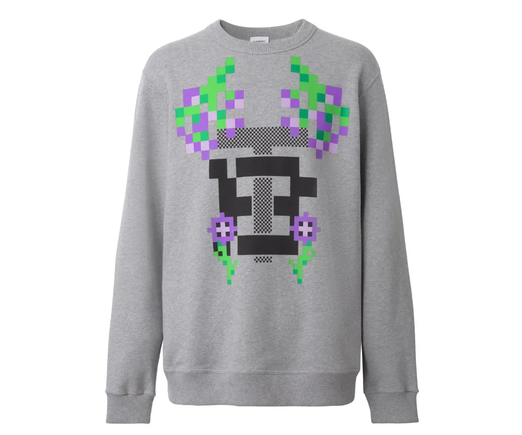BURBERRY聯名Minecraft系列於台北101旗艦店獨賣,花押字圖案棉質運動衫3萬4900元。品牌提供