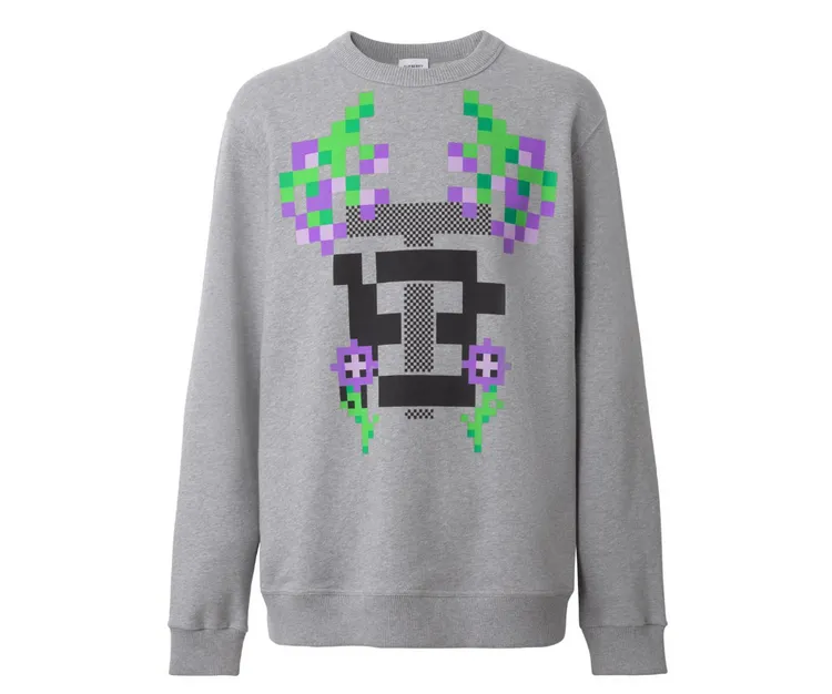 BURBERRY聯名Minecraft系列於台北101旗艦店獨賣，花押字圖案棉質運動衫3萬4900元。品牌提供