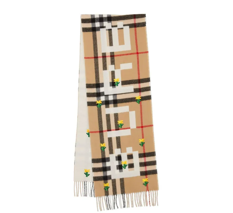 徽標和格紋喀什米爾圍巾，1萬8200元。品牌提供