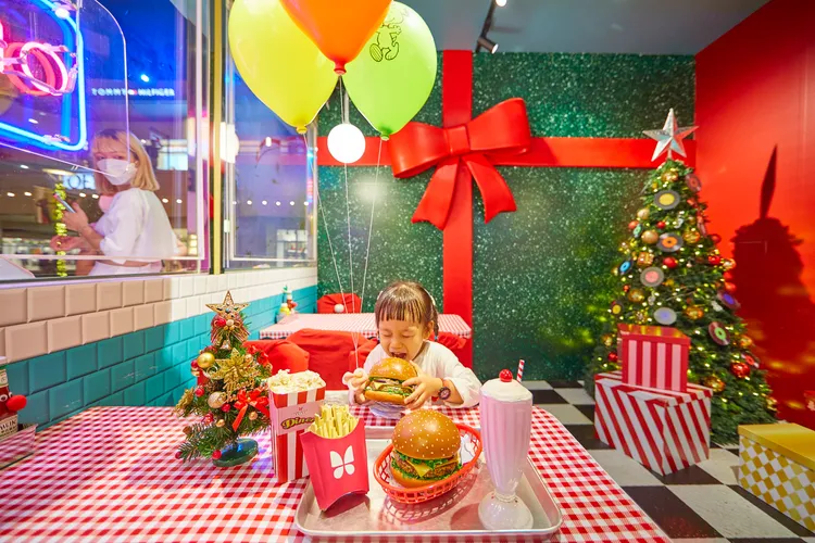 快餐店裡處處充滿復古聖誕氛圍。業者提供