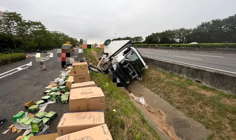 該起車禍未影響到交通，財損待估。讀者提供