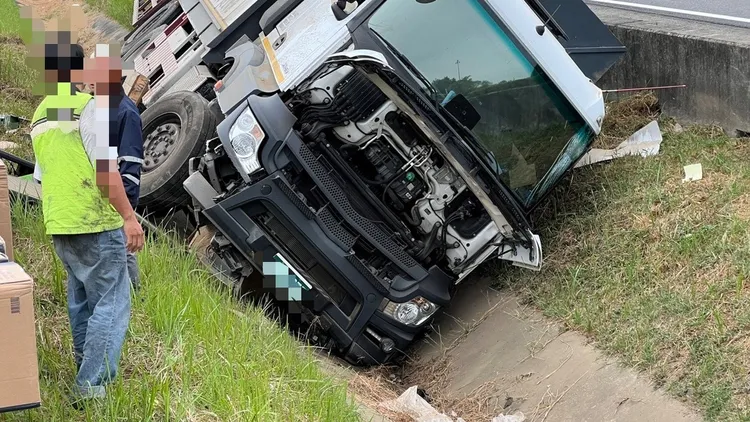 駕駛輕傷未送醫，供稱恍神肇事。讀者提供