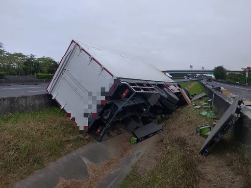 大貨車恍神上國1 衝護欄卡邊坡釀1傷