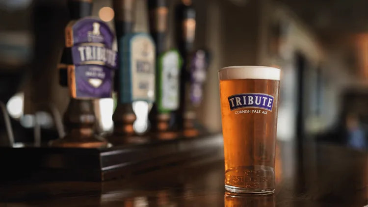 2020年獲選英國最受歡迎啤酒，Tribute聖徒20年來不曾調整過酒譜配方，一肩扛下酒廠80%的銷售量，為經典必喝酒款。業者提供