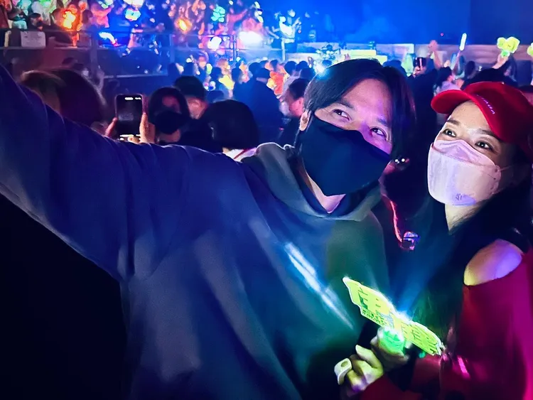 馮德倫另搞「導演版」裁掉劉偉強，變成夫婦恩愛照。翻攝馮德倫IG