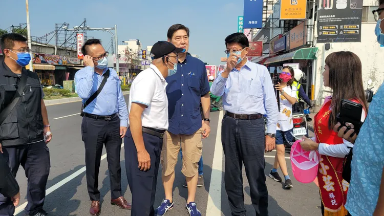 謝龍介車隊掃街遊行，民眾詢問何處有好吃鴨肉。劉榮輝攝