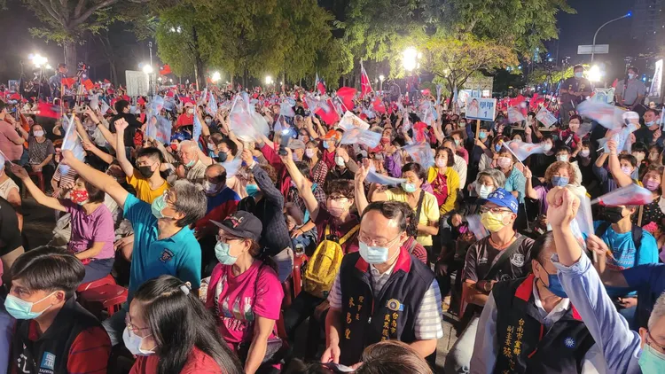 群眾嗨翻大喊凍蒜。劉榮輝攝