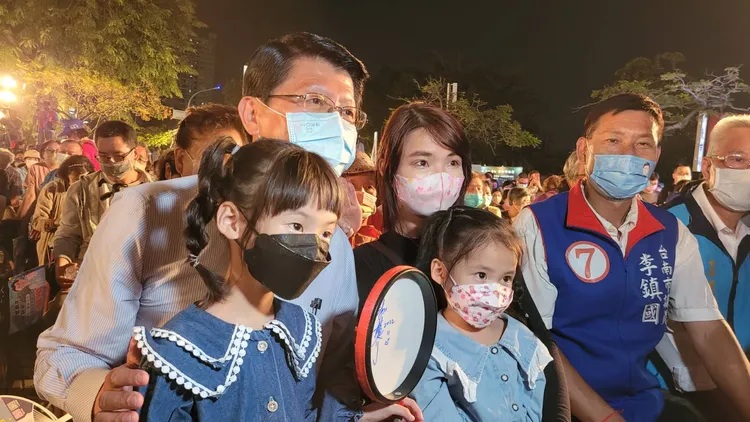 大小朋友爭相和謝龍介合影。劉榮輝攝