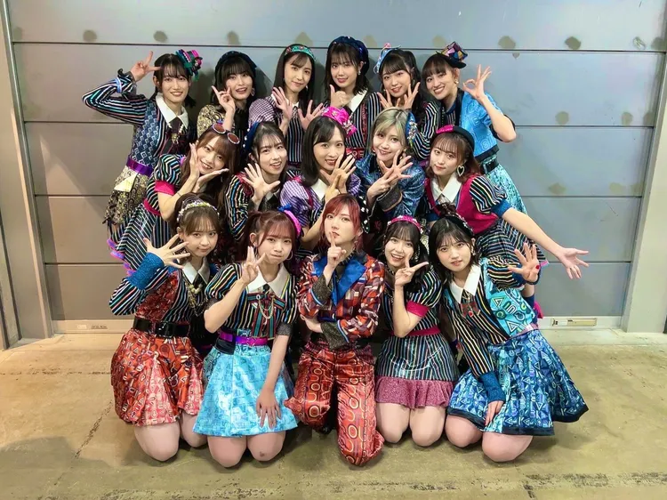 岡田奈奈（前排中）是「AKB48」的人氣成員。翻攝岡田奈奈推特