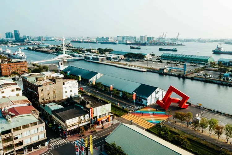 以高雄港為背景的戶外作品駁二彩虹地景翻新上漆，響應多元平權價值。高市府提供