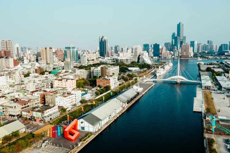 彩虹地景將與愛河灣夜間彩虹光影相互呼應，展現高雄海港城市的精彩與有愛。高市府提供