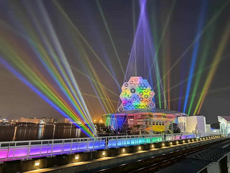 彩虹地景及讓燈光展演於愛河灣綻放虹光，日夜都美麗。高市府提供
