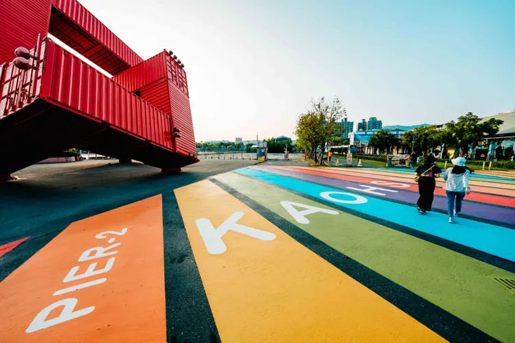 台灣最大彩虹地景重生登場，再現港邊彩虹魔法。高市府提供