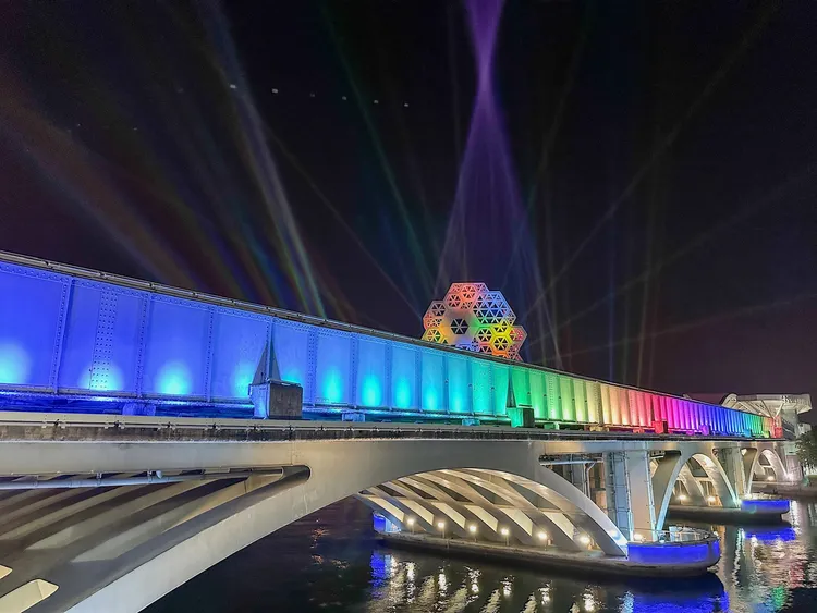 高雄流行音樂中心及愛河沿岸六座橋體共同打造彩虹色系，成為城市光影展演舞台。高市府提供