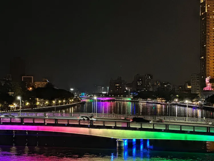 高雄運用與英國泰晤士河同等級的智慧燈光控制系統，串聯高雄流行音樂中心、橋體和河燈光連動。高市府提供