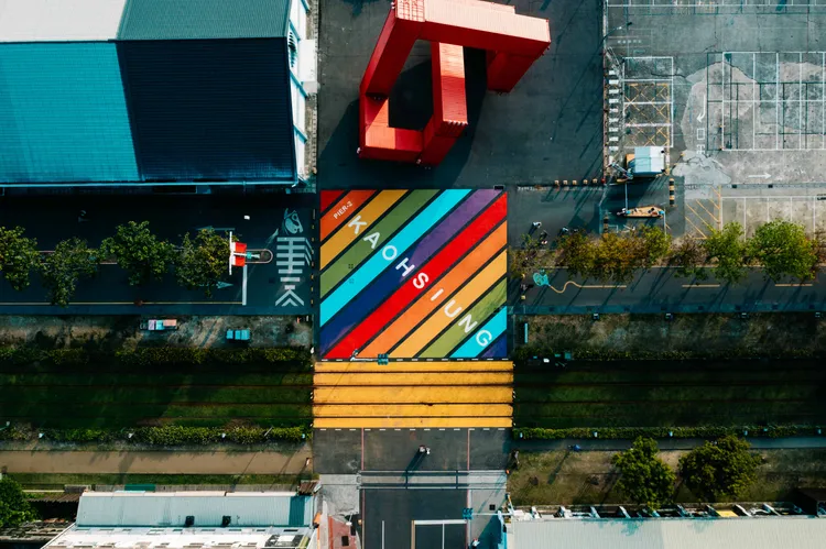 駁二藝術特區大勇路底廣受歡迎的彩虹地景重新塗刷翻新，重生登場。高市府提供