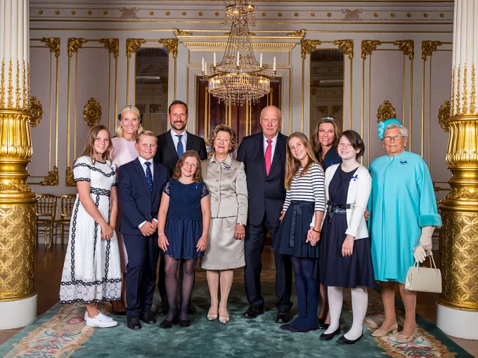 挪威王室2018年公布這張國王全家福照片，右為哈拉爾國王的長姊艾絲翠公主。翻攝王室官網