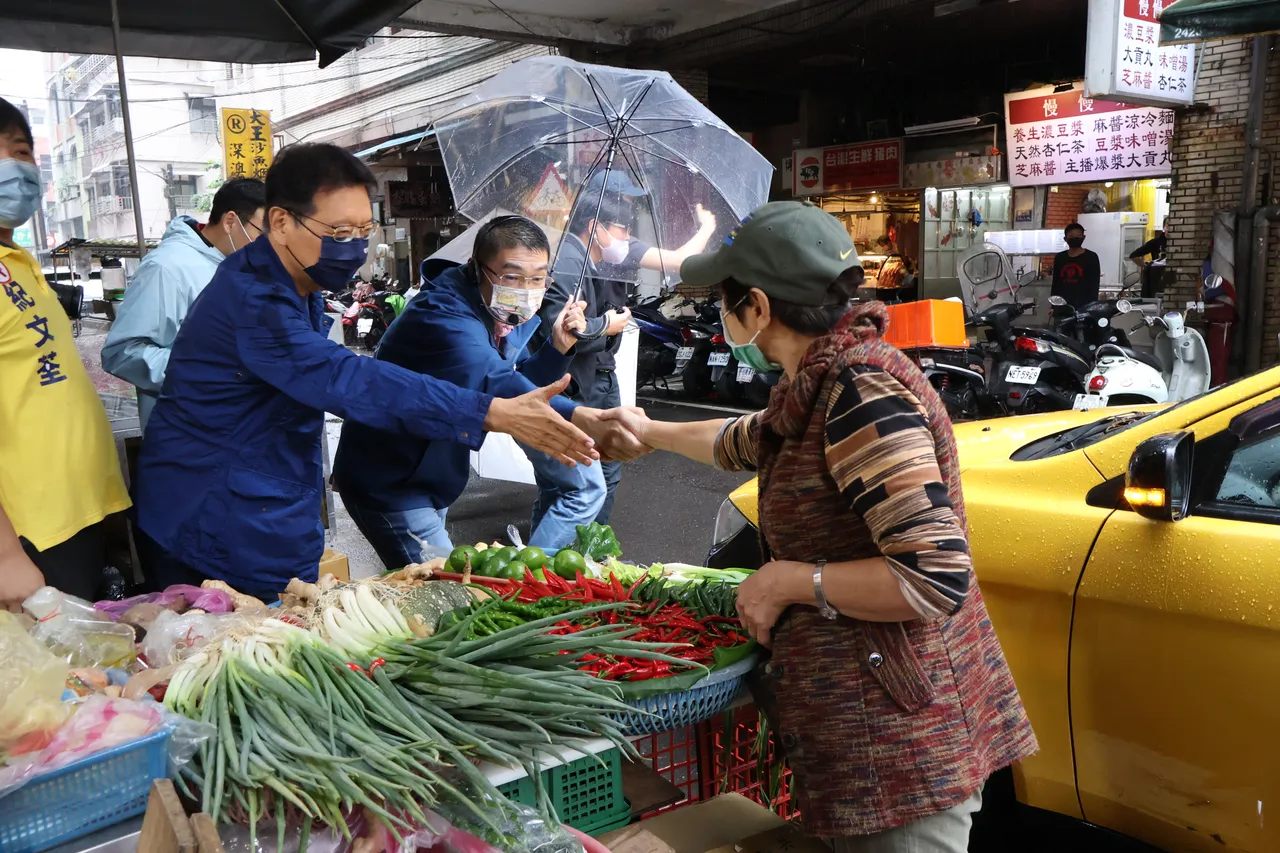 趙少康陪同謝國樑到仁愛市場拜票。戴之聖攝