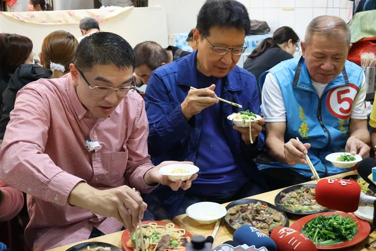謝國樑與趙少康在仁愛市場裡用餐。戴之聖攝