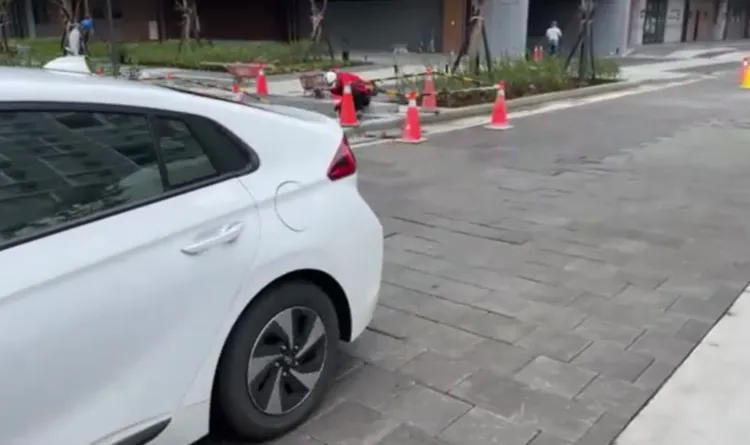 廣慈社宅E區停車場路面地磚不平。戴錫欽辦公室提供