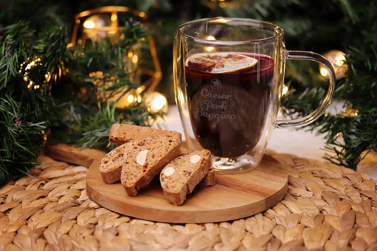 板橋凱撒「醉暖耶誕城」住房專案每晚4200元起。凱撒飯店連鎖提供