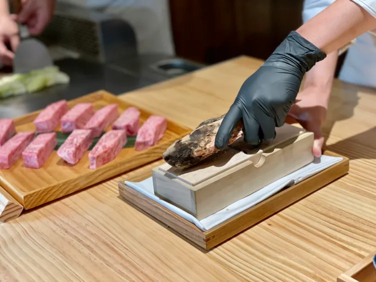 娃娃菜加入花東古法柴燒鰹魚。曾仲葳攝