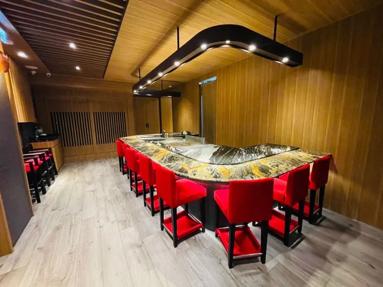 店內座位共40席含1間包廂，開放區域共3個鐵板，第一區2個鐵板共16席座位，第二區1個鐵板12席座位，包廂則為1個鐵板最多12席座位，低消3萬元。曾仲葳攝