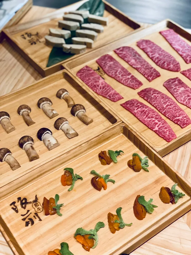  澳洲M9和牛名物3品各自加入海膽、姬松茸、鴨肝等食材。曾仲葳攝