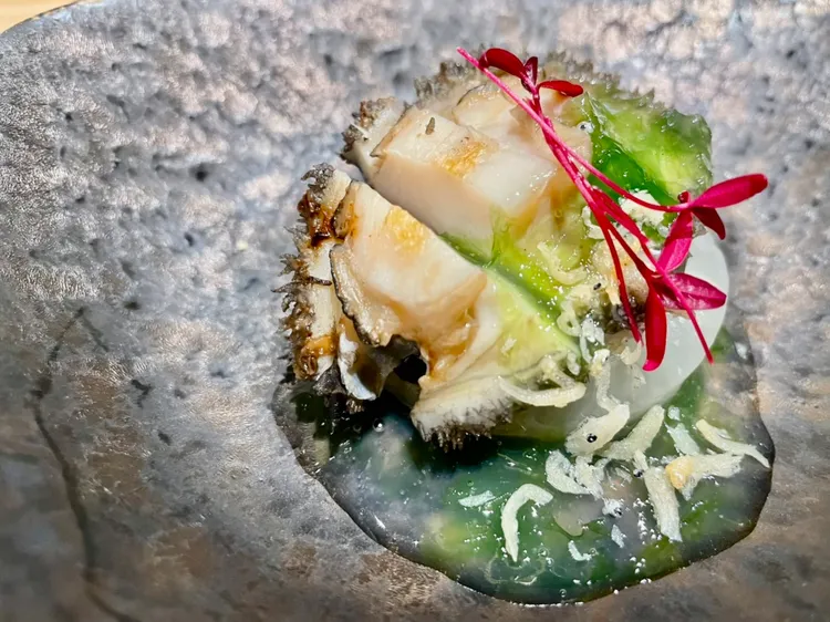 昆布酒蒸鮑魚。曾仲葳攝