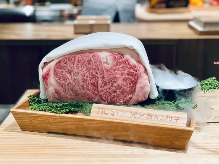 王品全新鐵板燒品牌「阪前」主打和牛七吃，可同時嘗到鹿兒島A5和牛、澳洲M9和牛。曾仲葳攝