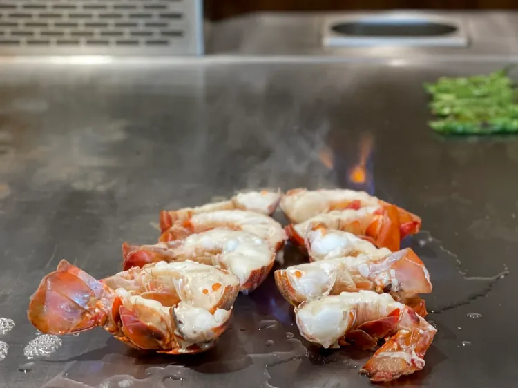 蝦身的部分淋上日本鹿兒島赤猿燒酎加以炙燒。曾仲葳攝