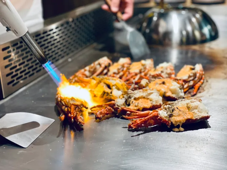 蝦頭部分加入鮑魚肝及明太子以噴槍炙燒。曾仲葳攝