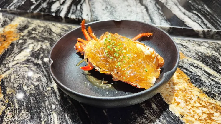 以鐵板熱炒日本葛粉後，覆蓋上煎過的蝦頭。業者提供