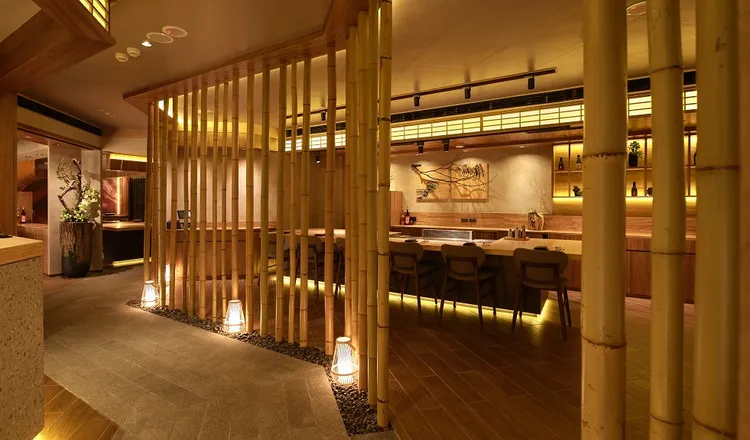 門店僅供32席座位，讓用餐體驗更為精緻，也有半包廂式的鐵板料理區，能保有用餐私密性。業者提供