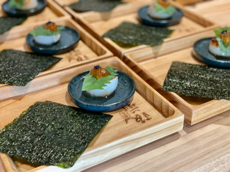 鱒魚卵干貝捲。曾仲葳攝