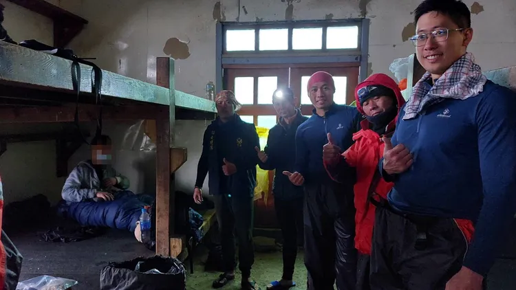 張姓山友（左1）受困多時，身體有失溫。保七總隊第五大隊提供