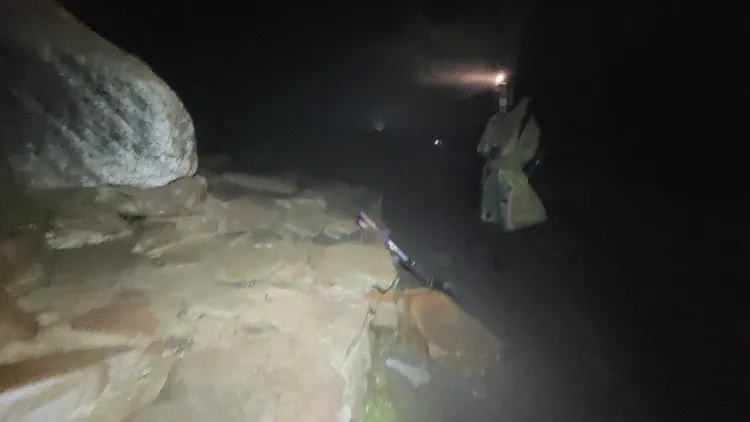 歷經10多小時奮鬥，搜救小組終於跟受困的張姓男子會合。保七總隊第五大隊提供