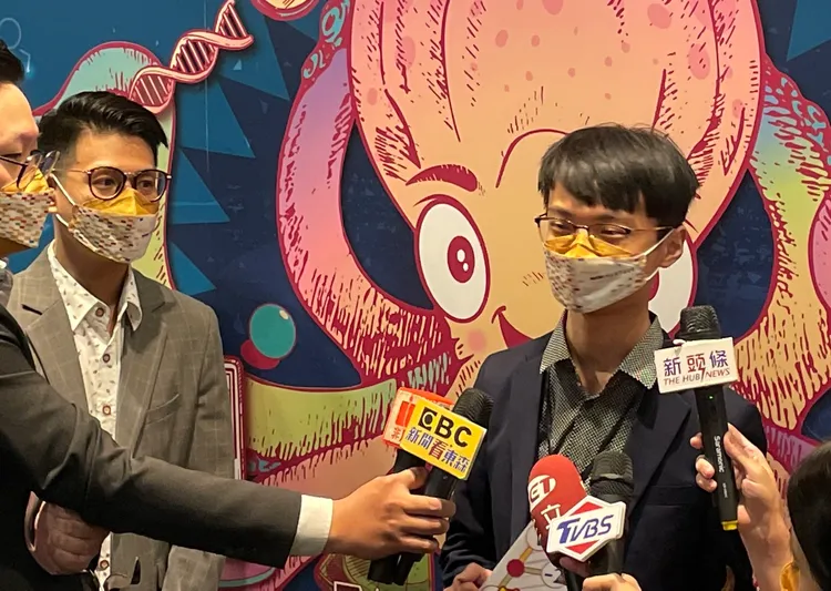 板橋高中學生劉伯晏(右)及指導老師張光輝(左)。陳明萱攝