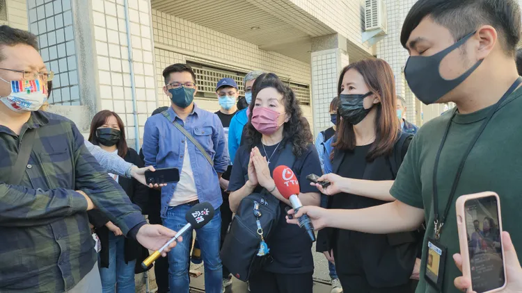 王薇君雙手合十，呼籲立委盡速修法。