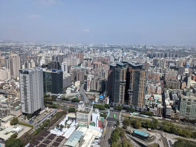 「鄉林皇居」與七期一路之隔，對照一線豪宅行情差距達一倍以上。資料照片