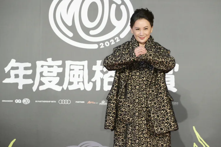 金鐘影帝陳亞蘭身穿Uma Wang裝束颯爽登場。朱世閎攝