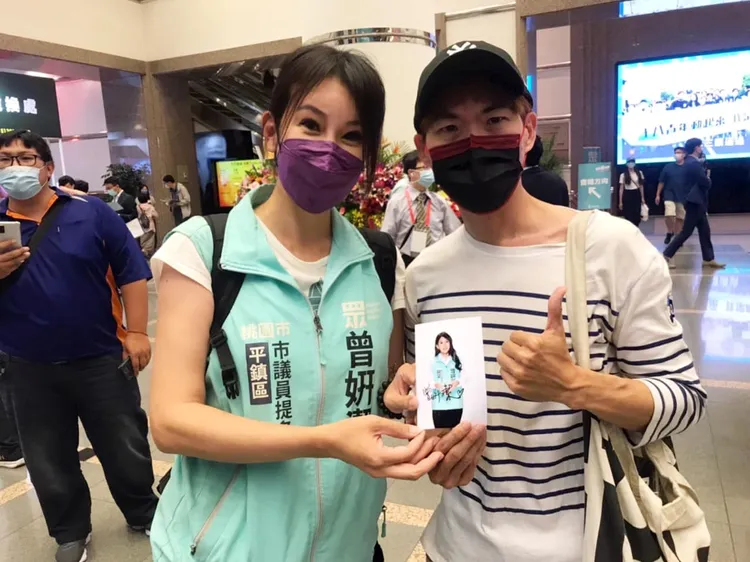 與選民合照。翻攝曾姸潔臉書