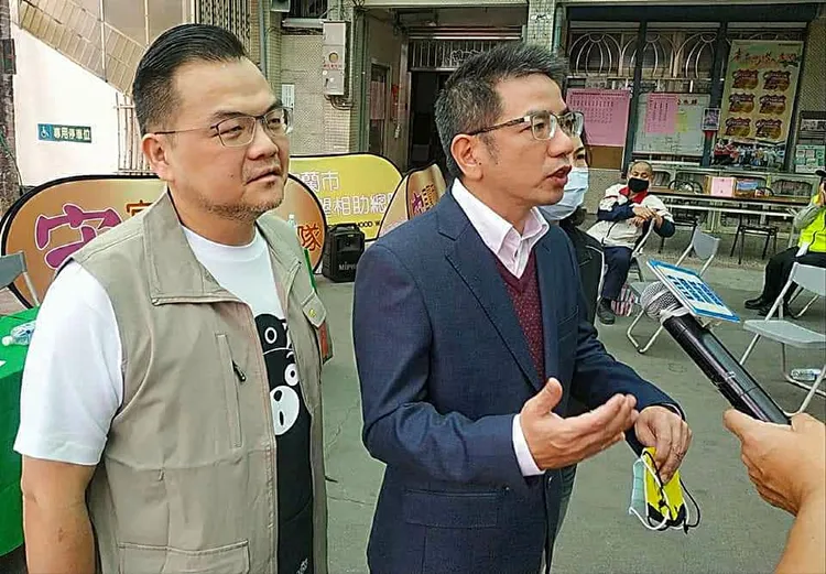 宜蘭市代會主席林智勇（左）與民進黨宜蘭縣長候選人江聰淵。翻攝林智勇臉書