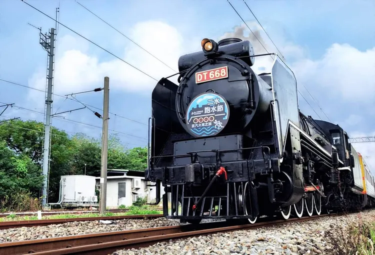 國寶級DT-668「國王號」蒸汽火車，一早從彰化火車站緩緩啟動。參山處提供