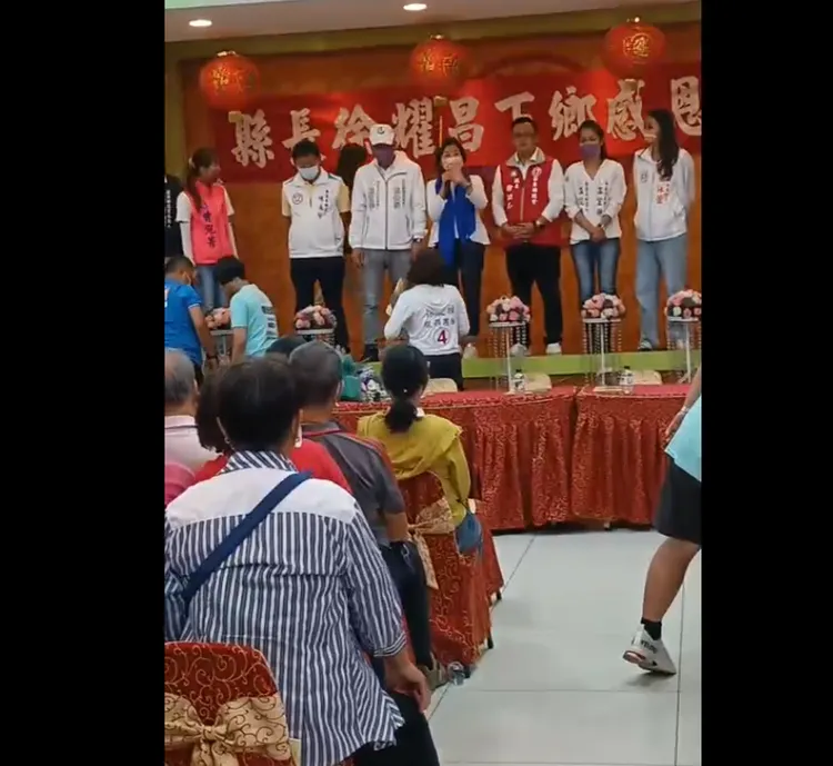 楊士儀尷尬向現場人士揮手。讀者提供