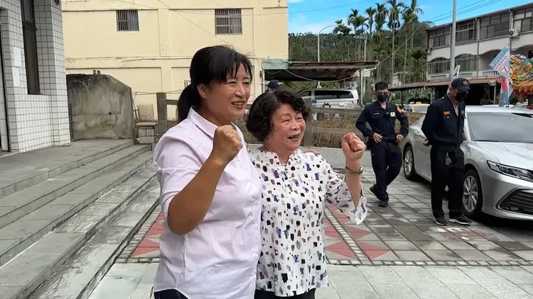 蔡培慧（左）在母親陪同下投票。民眾提供