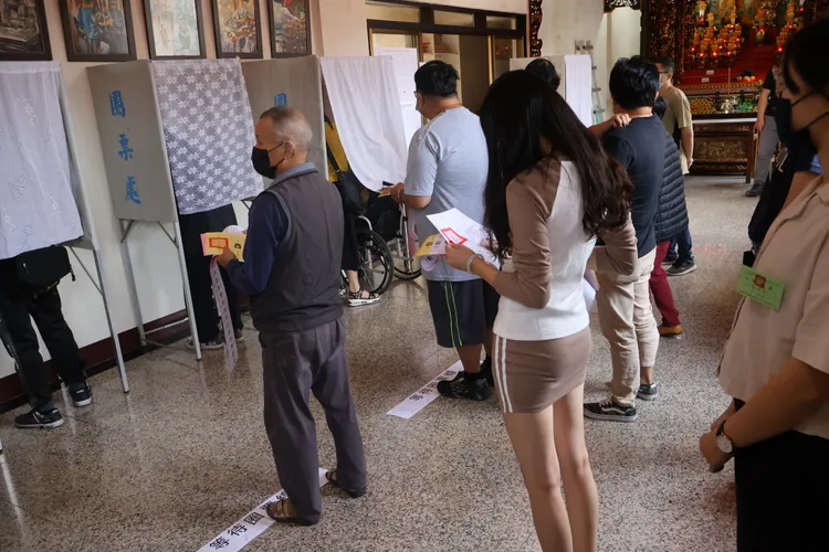 民眾趁著好天氣前往投開票所投票。田兆緯攝