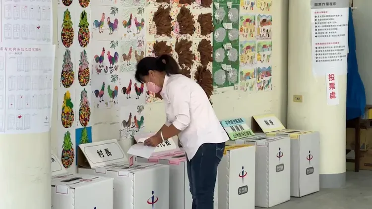 蔡培慧投下自己神聖的一票。民眾提供