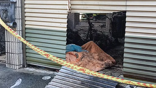 花蓮透天厝惡火爆炸聲不斷 逃生只差一步!屋主倒在鐵捲門旁身亡