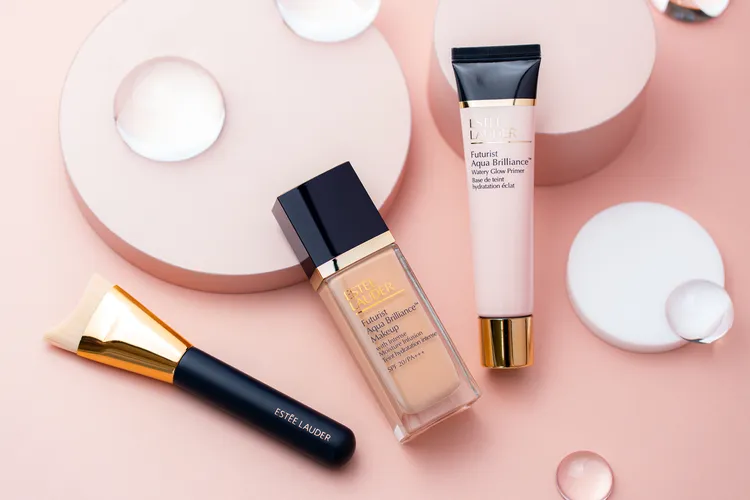 潤娥彩妝師分享的水光底妝3步驟，搭配使用了粉保濕水啵啵妝前精華（40ml／2050元）和聚光塑顏刷等2法寶。品牌提供